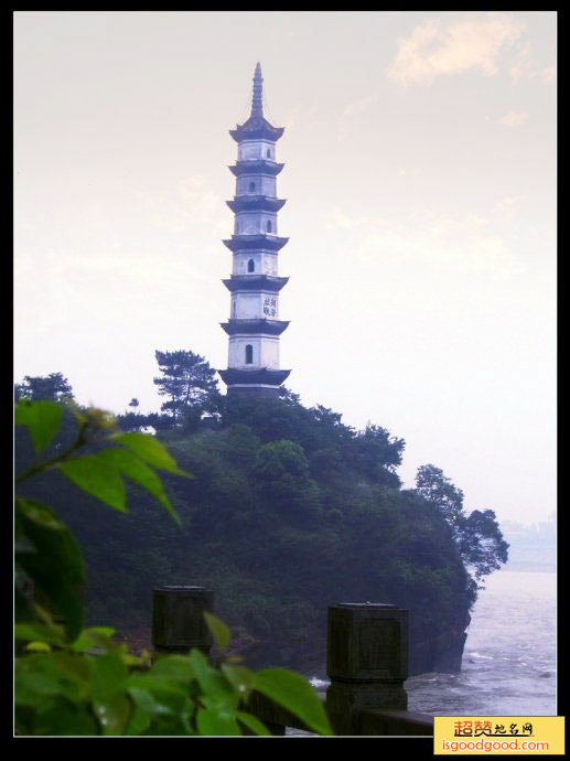 湖岩塔景点照片